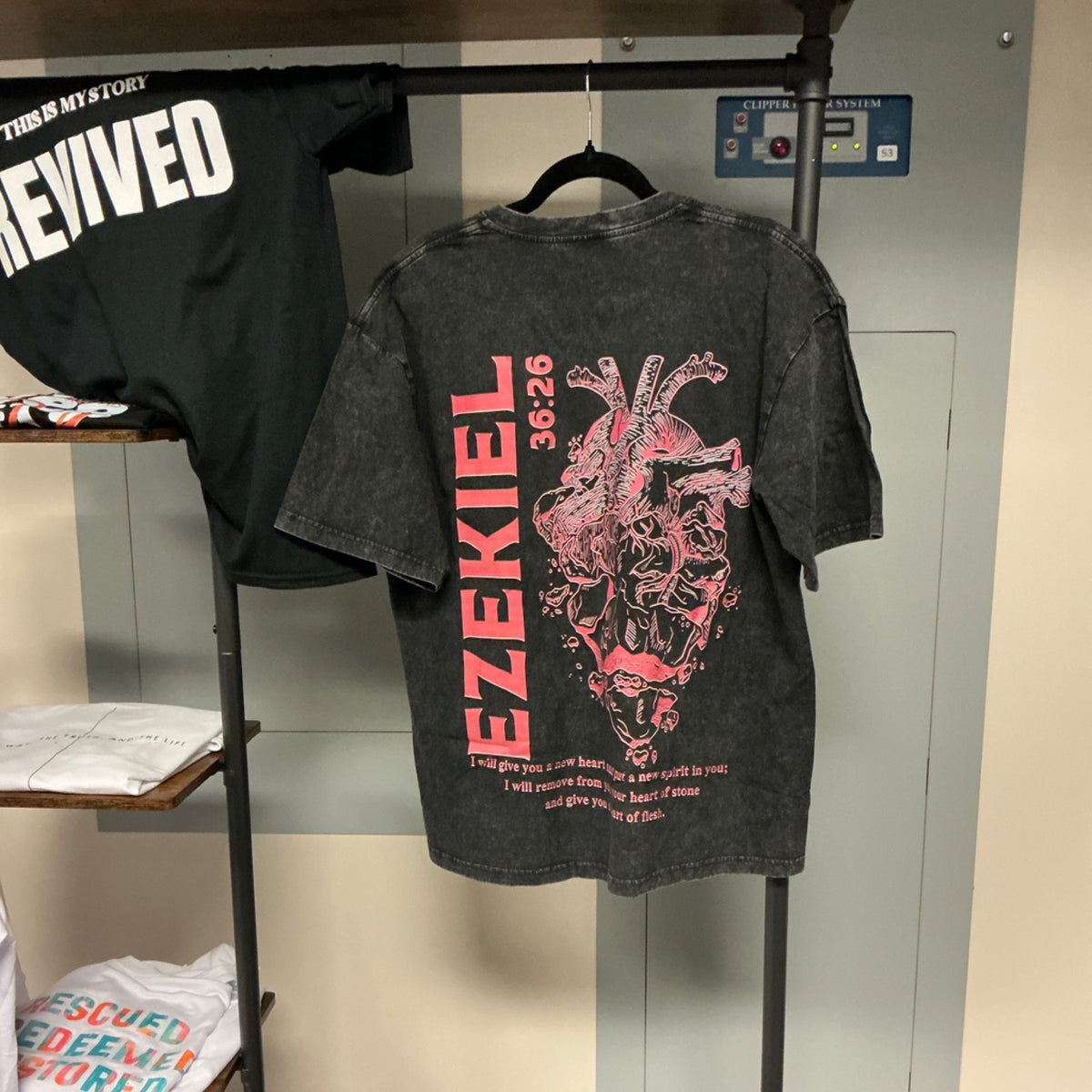 T-shirt - Ezekiel 36:26 - Acid wash black