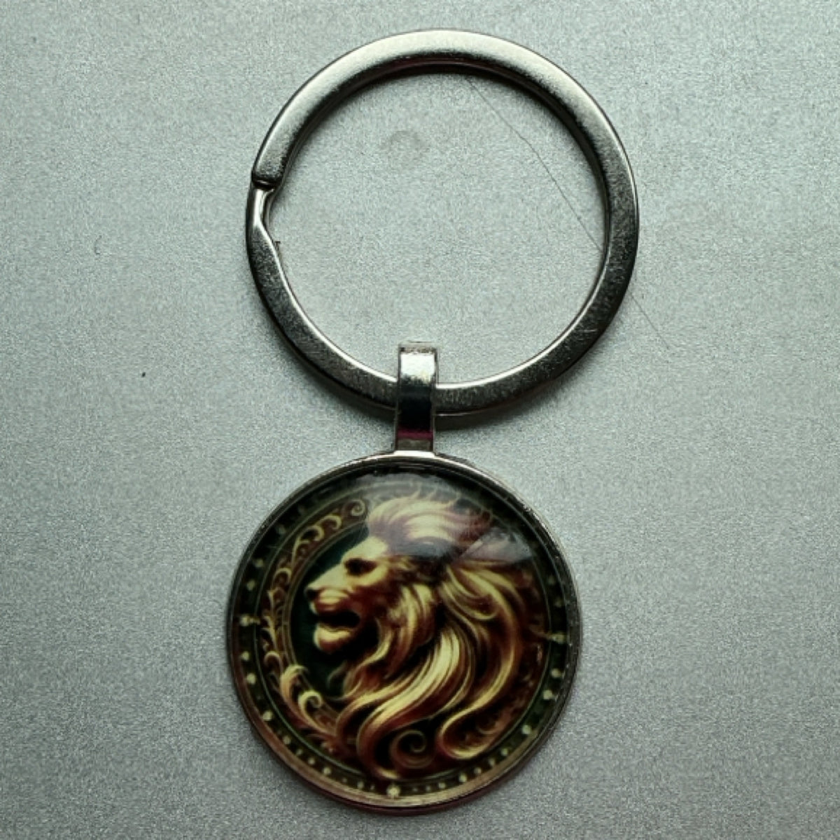 Keychain - lion - round silver