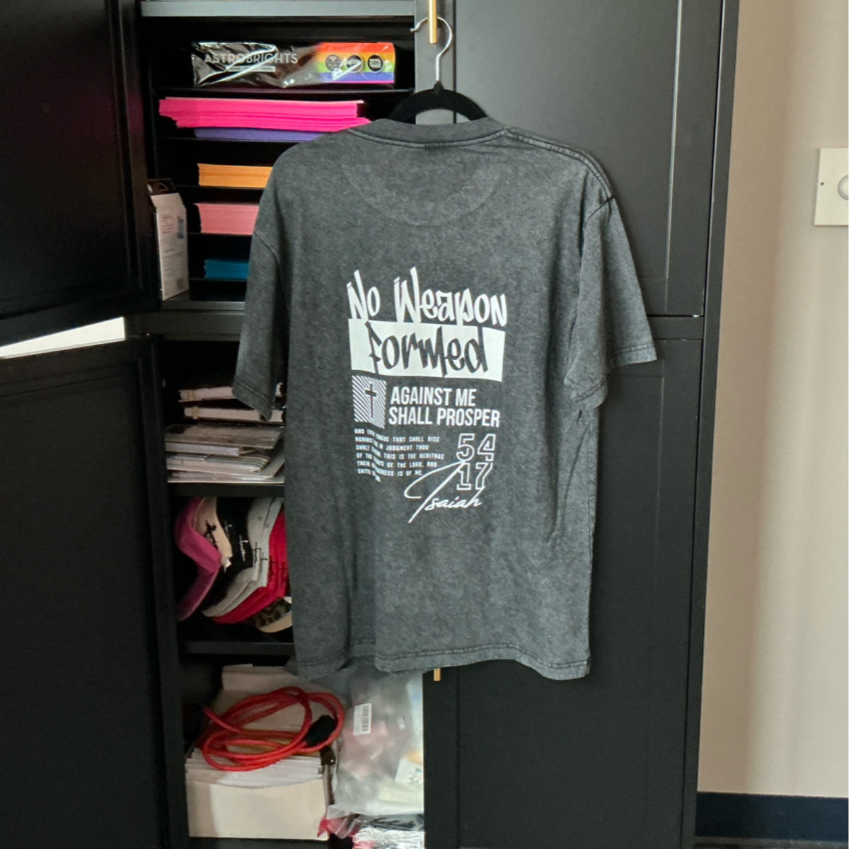T-shirt - No weapon formed against me shall prosper - Acid wash black