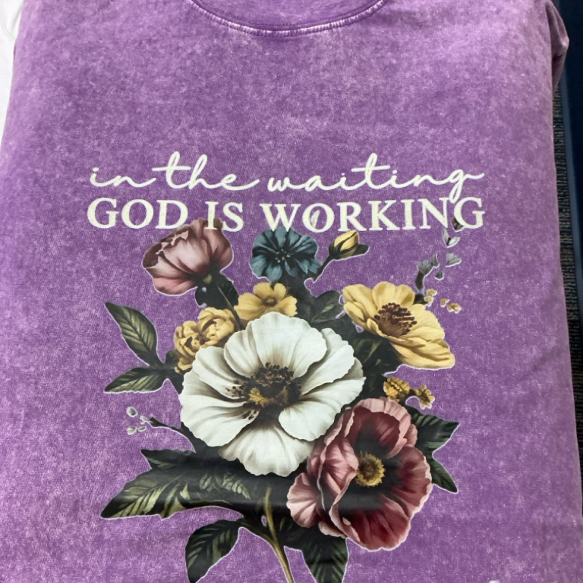 T-shirt - in the waiting