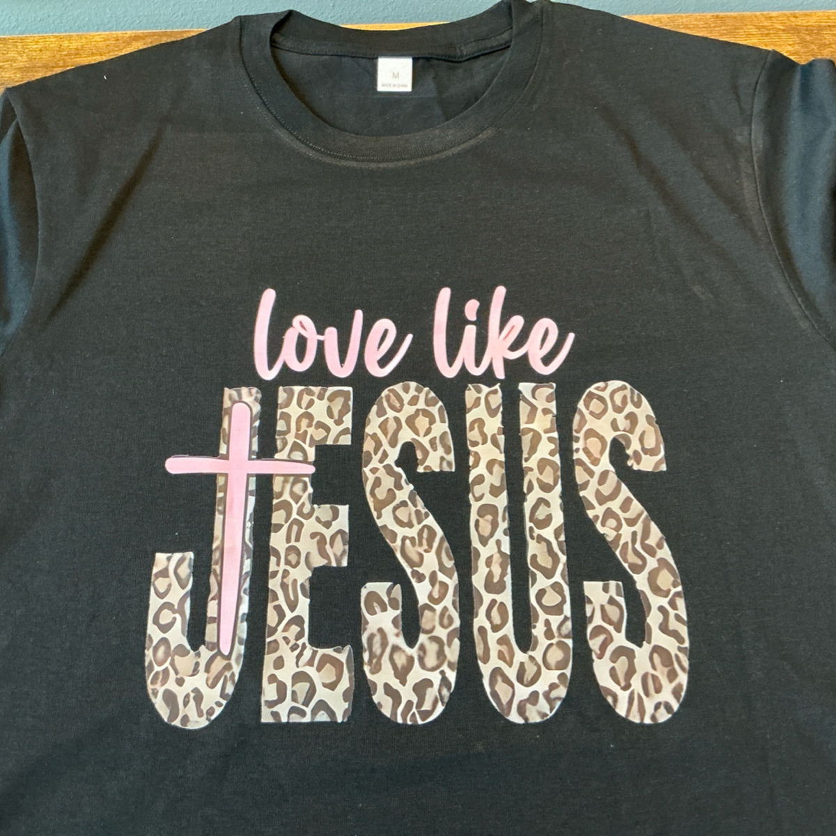 T-shirt - love like Jesus - leopard print - black